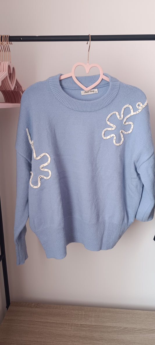 Pull bleu ciel fleuri